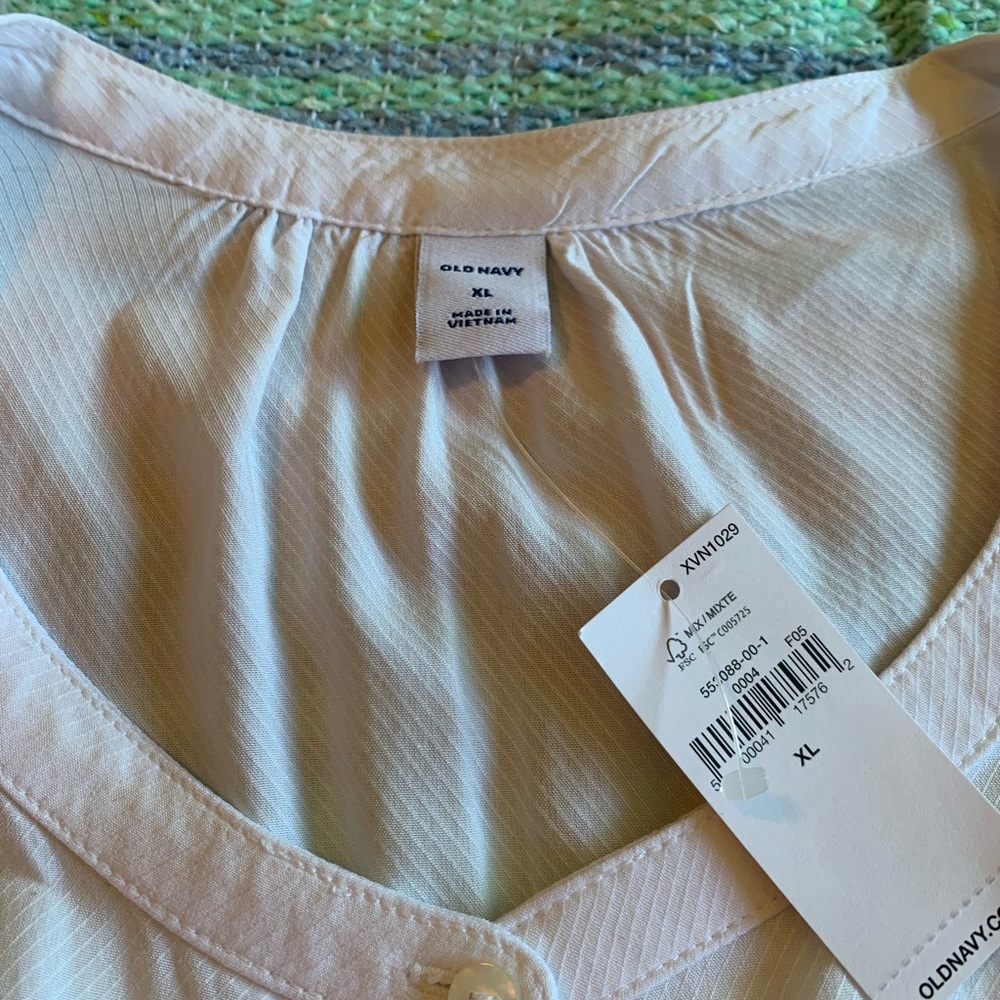 Old navy blouse NWT - Picture 2 of 8